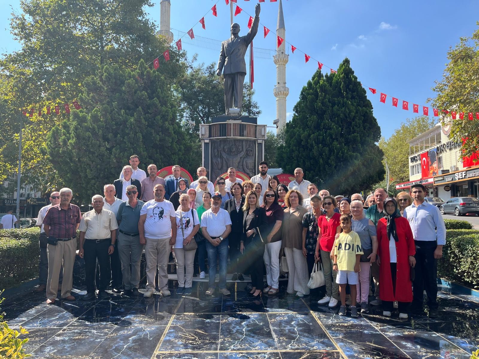 CHP’den Alternatif Çelenk Sunumu